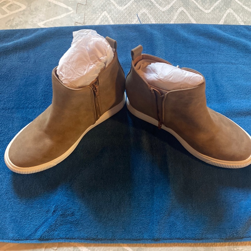 Report womens side zip up shoe